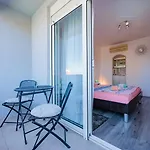 Crowonder Lucky House With Pool And Patio 30 Meters From The Zara