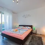 Crowonder Lucky House With Pool And Patio 30 Meters From The Appartamento