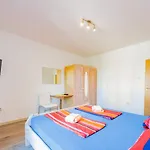 Crowonder Lucky House With Pool And Patio 30 Meters From The Appartamento Zara
