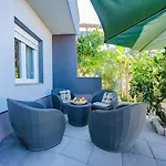 Crowonder Lucky House With Pool And Patio 30 Meters From The Appartamento Zara