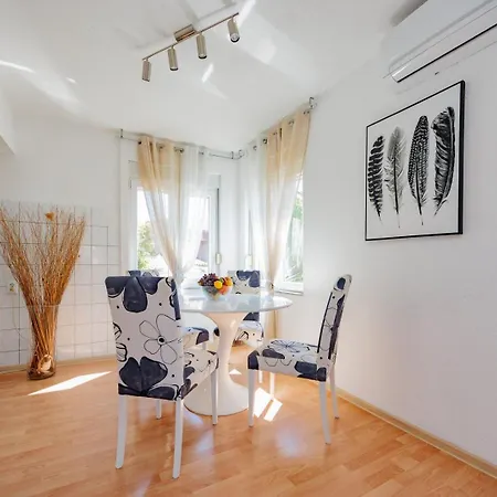 Crowonder Lucky House With Pool And Patio 30 Meters From The דירה