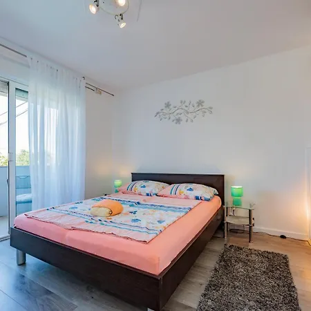 Crowonder Lucky House With Pool And Patio 30 Meters From The דירה