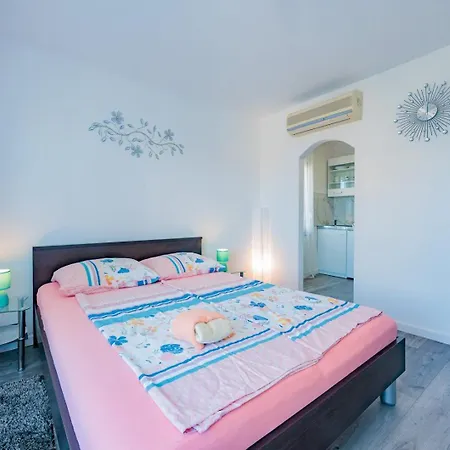 Crowonder Lucky House With Pool And Patio 30 Meters From The דירה *
