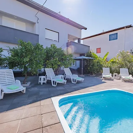 Crowonder Lucky House With Pool And Patio 30 Meters From The דירה