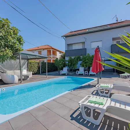 Crowonder Lucky House With Pool And Patio 30 Meters From The דירה *