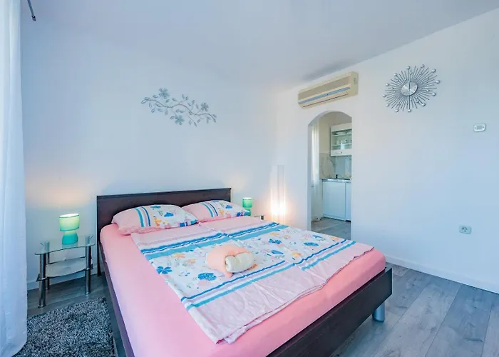 Crowonder Lucky House With Pool And Patio 30 Meters From The Apartmán *