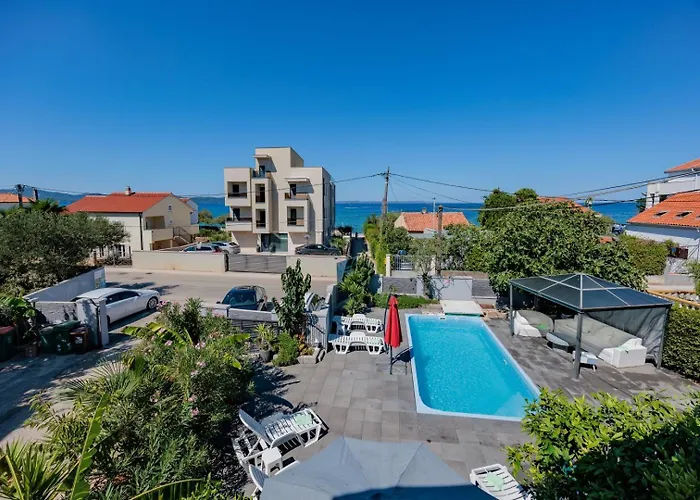 Crowonder Lucky House With Pool And Patio 30 Meters From The Apartmán *