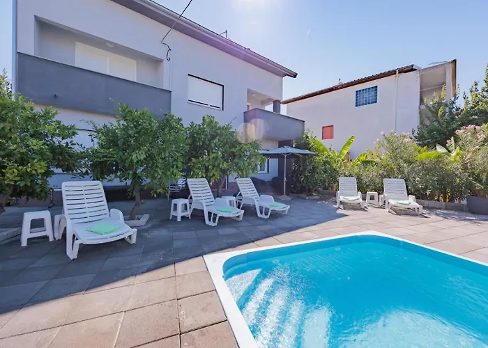 Crowonder Lucky House With Pool And Patio 30 Meters From The Apartmán