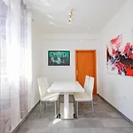 아파트 Crowonder Lucky House With Pool And Patio 30 Meters From The