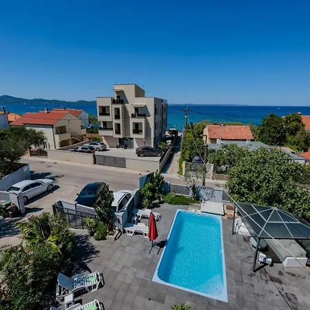 Crowonder Lucky House With Pool And Patio 30 Meters From The 자다르