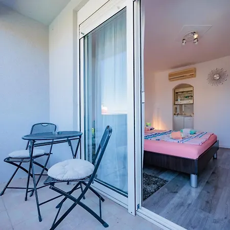 Crowonder Lucky House With Pool And Patio 30 Meters From The 扎达尔