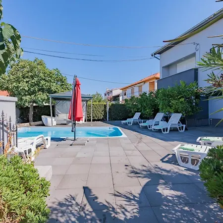 Crowonder Lucky House With Pool And Patio 30 Meters From The 扎达尔