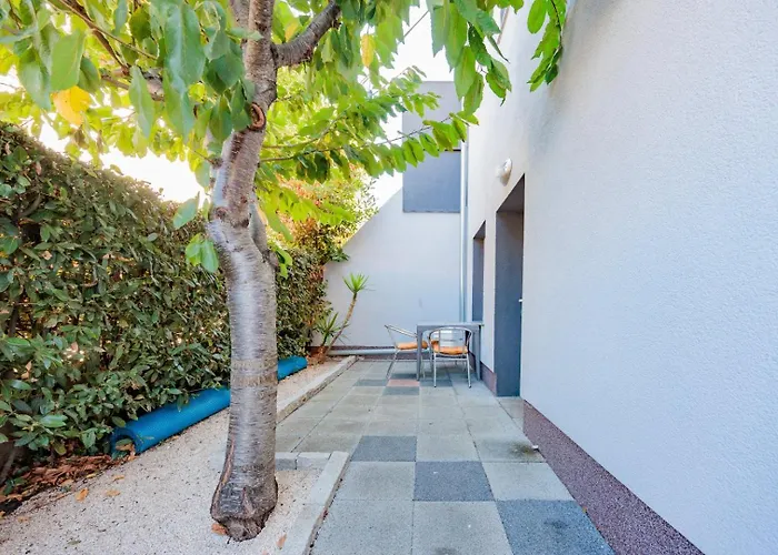 Crowonder Lucky House With Pool And Patio 30 Meters From The Apartman