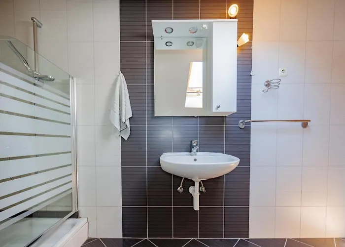 Crowonder Lucky House With Pool And Patio 30 Meters From The *