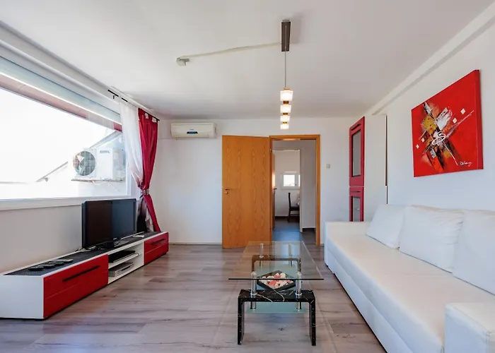 Crowonder Lucky House With Pool And Patio 30 Meters From The Apartman *
