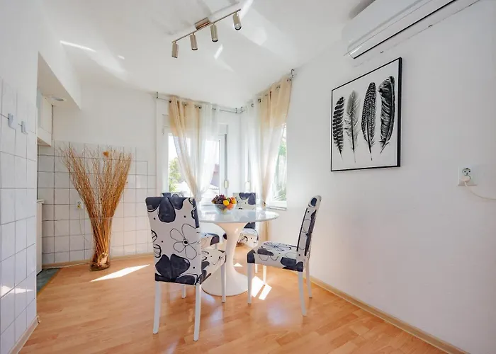 Crowonder Lucky House With Pool And Patio 30 Meters From The Διαμέρισμα